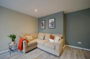 Spacious 4 bed town house in central Wetherby, sleeps 9, perfect for contractors or groups