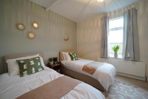 Spacious 4 bed town house in central Wetherby, sleeps 9, perfect for contractors or groups