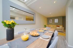 Spacious 4 bed town house in central Wetherby, sleeps 9, perfect for contractors or groups