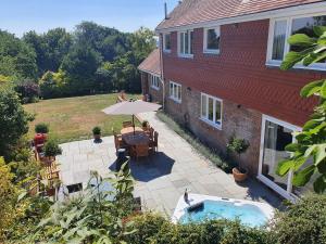 Luxury 5-Bed Country House with Hot Tub, Views & Games Room, Sleeps 12 - Kent Downs