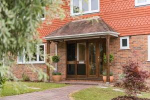 Luxury 5-Bed Country House with Hot Tub, Views & Games Room, Sleeps 12 - Kent Downs