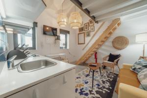 Mezzanine Stylish Apartments by Vacationy