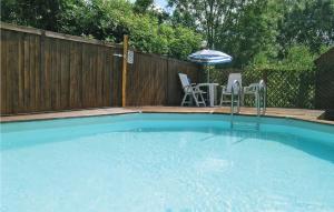 Maisons de vacances Awesome home in Marigny with Outdoor swimming pool, WiFi and 1 Bedrooms : photos des chambres