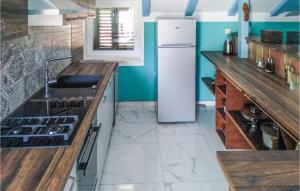 Cozy Apartment In Slatine With Wifi