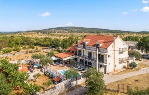 Stunning Home In Unesic With Jacuzzi, Wifi And Outdoor Swimming Pool