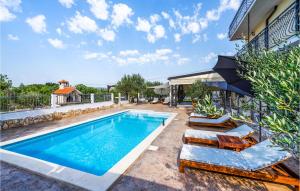 Stunning Home In Unesic With Jacuzzi, Wifi And Outdoor Swimming Pool