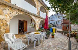 2 Bedroom Beautiful Apartment In Rab