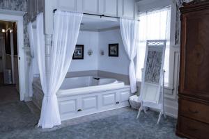 Deluxe Double Room room in McCloud River Bed and Breakfast