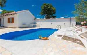 Cozy Home In Bila Vlaka With Kitchen