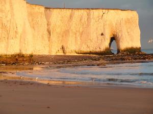 Broadstairs Beach Holiday Apartments, seafront stays opposite Kingsgate Bay with a parking space