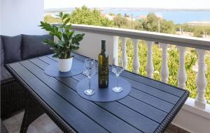 2 Bedroom Amazing Apartment In Tkon