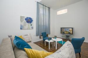 Apartment with garden and free parking