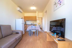 Spacious House with Pool in Prazeres