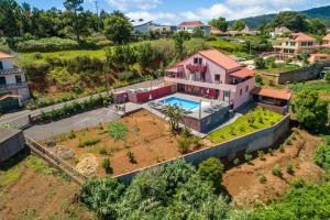 Spacious House with Pool in Prazeres