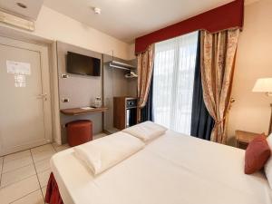 Small Double Room with Terrace with Lake View room in Hotel Oasi Beach