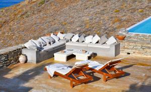 The Charming Waterfront Retreat, with a swimming pool & direct access to the sea, ideal for large families, or a group of friends