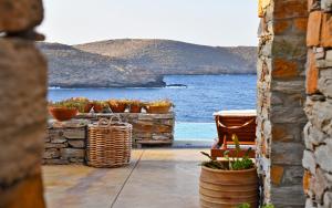 The Charming Waterfront Retreat, with a swimming pool & direct access to the sea, ideal for large families, or a group of friends