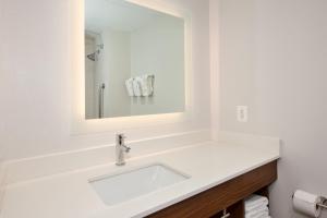 King Room room in Holiday Inn Express Hotel & Suites Warrenton an IHG Hotel