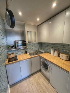 1 Bed Apartment (sleeps 4) on Leith Walk
