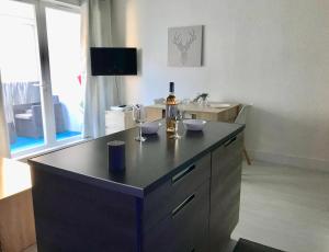 Appartements Paille en queue - Studio cosy centre ville, 5 min des plages , parking, clim et Wifi : photos des chambres