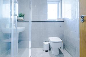Formby Village Apartments By Greenstay Serviced Accommodation - Perfect For SHORT & LONG STAYS - Couples, Friends, Families & Business TravellersWelcome - Dog Friendly - 7