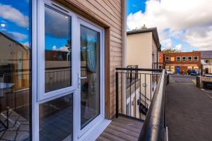 Formby Village Apartments By Greenstay Serviced Accommodation - Perfect For SHORT & LONG STAYS - Couples, Friends, Families & Business TravellersWelcome - Dog Friendly - 7
