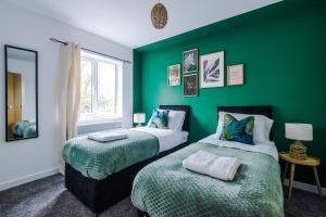Formby Village Apartments By Greenstay Serviced Accommodation - A Luxury 2 Bed Apt - Perfect for Couples, Friends, Families & Business Travellers - FREE Parking - Dog Friendly - Fast Wi-Fi - 6
