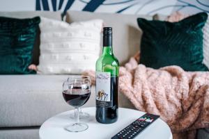 Formby Village Apartments By Greenstay Serviced Accommodation - A Luxury 2 Bed Apt - Perfect for Couples, Friends, Families & Business Travellers - FREE Parking - Dog Friendly - Fast Wi-Fi - 6