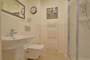 Stunning Apartment, balconies, private beach, coast path