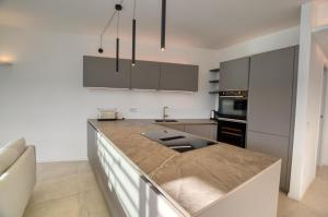 Casa Antonia 2-Bedroom Deluxe Lake View Apartment