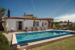 Preiswerte und schöne Ferienwohnung mit Pool, WLAN, Terrasse und Grill - 斯维蒂皮塔乌苏米