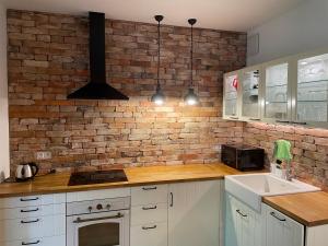 Apartament w centrum na starówce, pokój dzienny z aneksem kuchennym, sypialnia z podwójnym łóżkiem, piękna weranda, TV Smart, Wi-Fi, parking, FV, self check in 24H, Taras, Ogród nad rzeką, w sąsiedztwie restauracja , imprezy i usługi escor