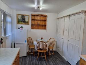 Modern 2-Bed Home - Private Garden Parking & WiFi