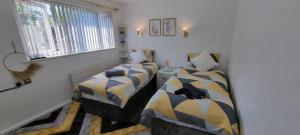 Modern 2-Bed Home - Private Garden Parking & WiFi
