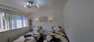Modern 2-Bed Home - Private Garden Parking & WiFi