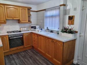 Modern 2-Bed Home - Private Garden Parking & WiFi