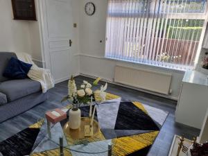 Modern 2-Bed Home - Private Garden Parking & WiFi