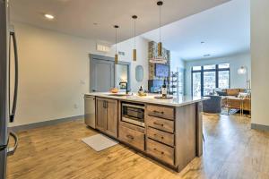 Condo with Mountain Views in Heart of Downtown!