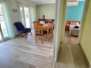 3br-sleeps6-balcony-a c-5min to beach
