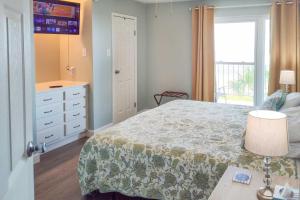 Gulf Views and Patio Lovely Galveston Condo!