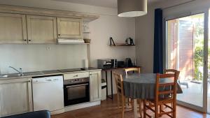 Les terrasses du Liouquet T2, piscine , parking , mer à 150 m