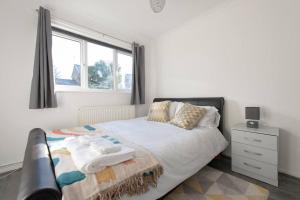 Modern 1 Bed Maisonette, Contractor Friendly, Near Airport, Town Centre and Train Station