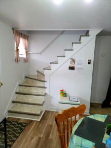 Downtown apartment next to highway netflix+wifi