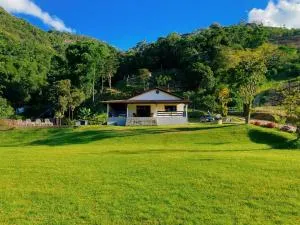 Casa na Serra com Cachoeira e Piscina - 邦雅尔丁