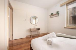 Bright & Comfy 2 Bedroom St Kilda East Apartment