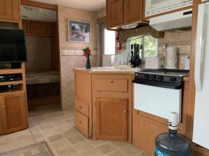 Cabaña y Camper, en la laguna