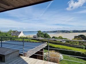 Maisons de vacances Architect villa with fantastic sea view, Locquirec : photos des chambres