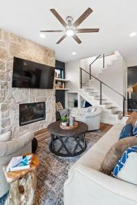 NEW Luxury Lakefront N Dallas Sleep 1-8, Firepit