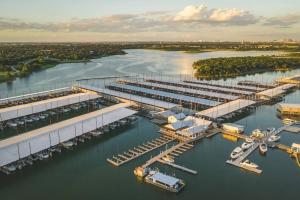 NEW Luxury Lakefront N Dallas Sleep 1-8, Firepit