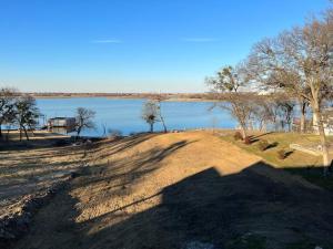 NEW Luxury Lakefront N Dallas Sleep 1-8, Firepit